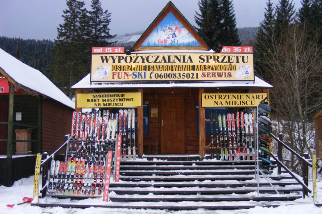 Zdjęcie przedstawiające sklep zimą